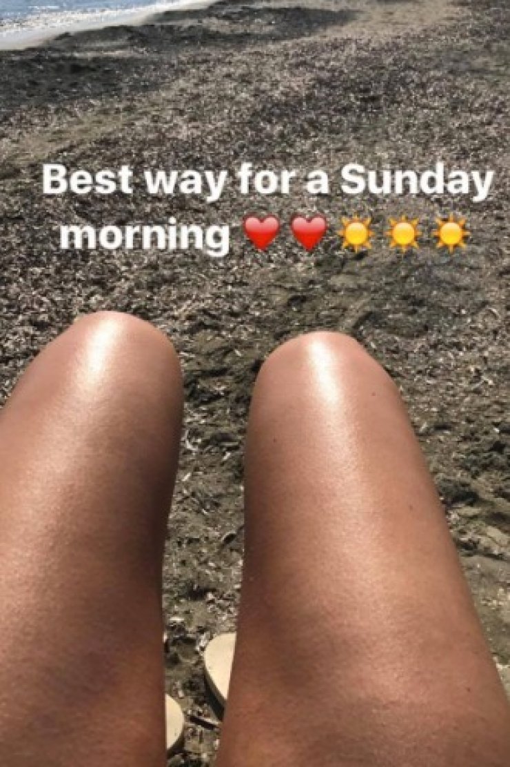 Επώνυμη Κύπρια κάνει ηλιοθεραπεία τον Φεβρουάριο