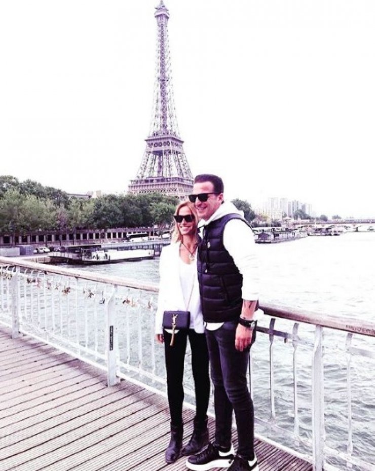 Έμιλυ Γιολίτη: Βρίσκεται στο Παρίσι μαζί με τον σύντροφό της, Χρύσανθο Τσουρούλλη και φόρεσε το πιο εντυπωσιακό και stylish outfit της σεζόν!