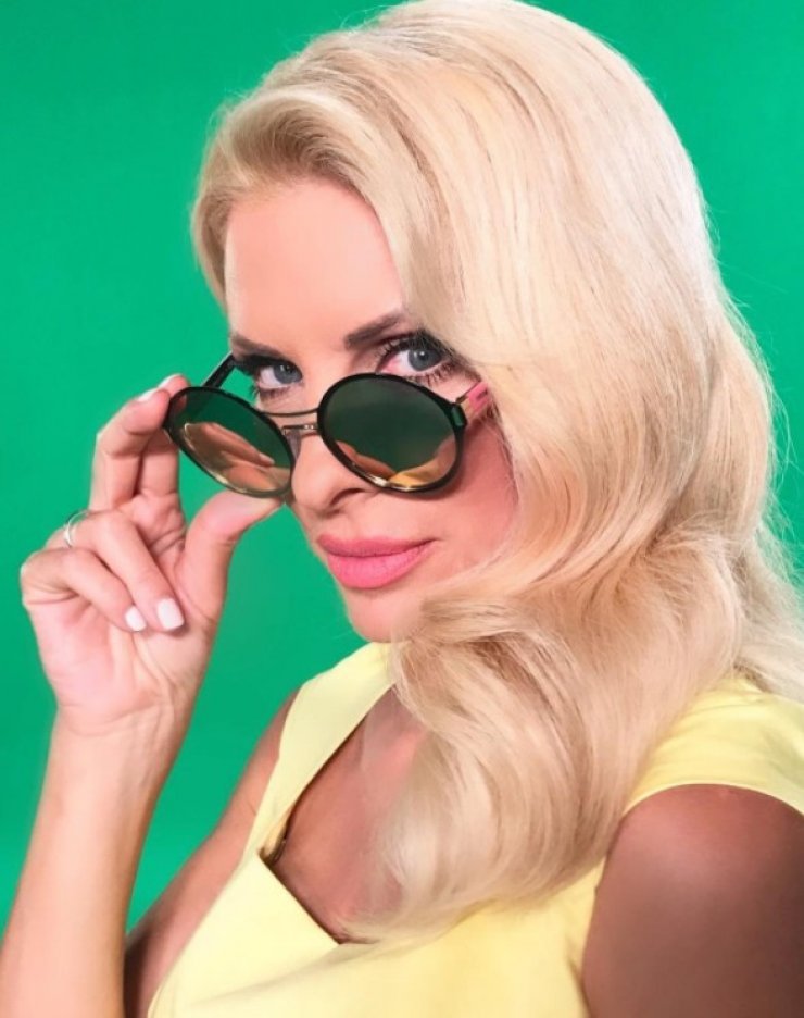 Η Ελένη Μενεγάκη ποζάρει με μαγιό στο instagram και οι συνεργάτες της δηλώνουν ο ένας μετά τον άλλον την αποχώρησή τους από την εκπομπή
