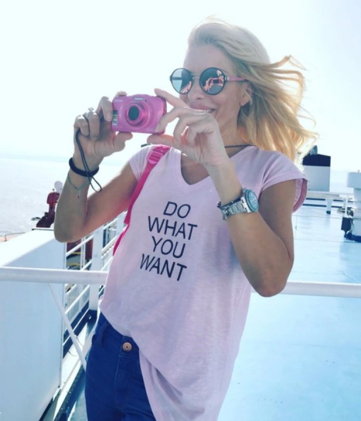 Η Ελένη Μενεγάκη ποζάρει στο σκάφος και μας δείχνει τους κοιλιακούς της