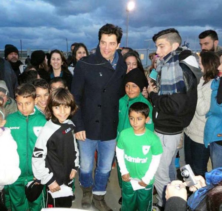 Σάκης Ρουβάς: Επισκέφθηκε τους ποδοσφαιριστές της Αναγέννησης Δερύνειας