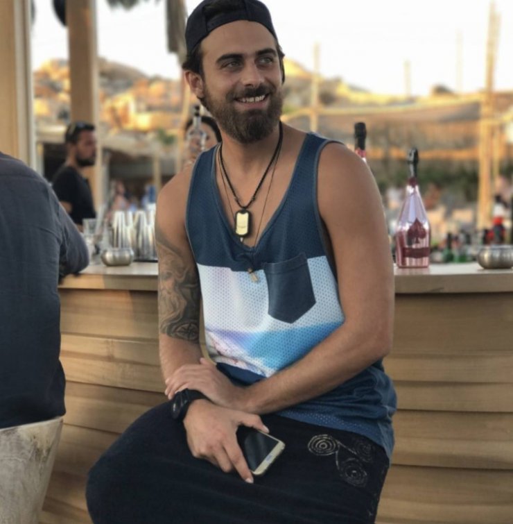 Νέες εικόνες και βίντεο από την επώνυμη Κύπρια ξανθια που βρίσκεται μαζί με τον Μάριο Πρίαμο στην Μύκονο