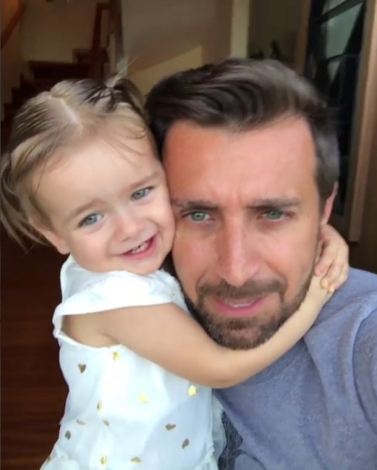 Η πιο κούκλα! "Λιώσαμε" με το βίντεο του Θάνου Πετρέλη με την μικρή του κόρη