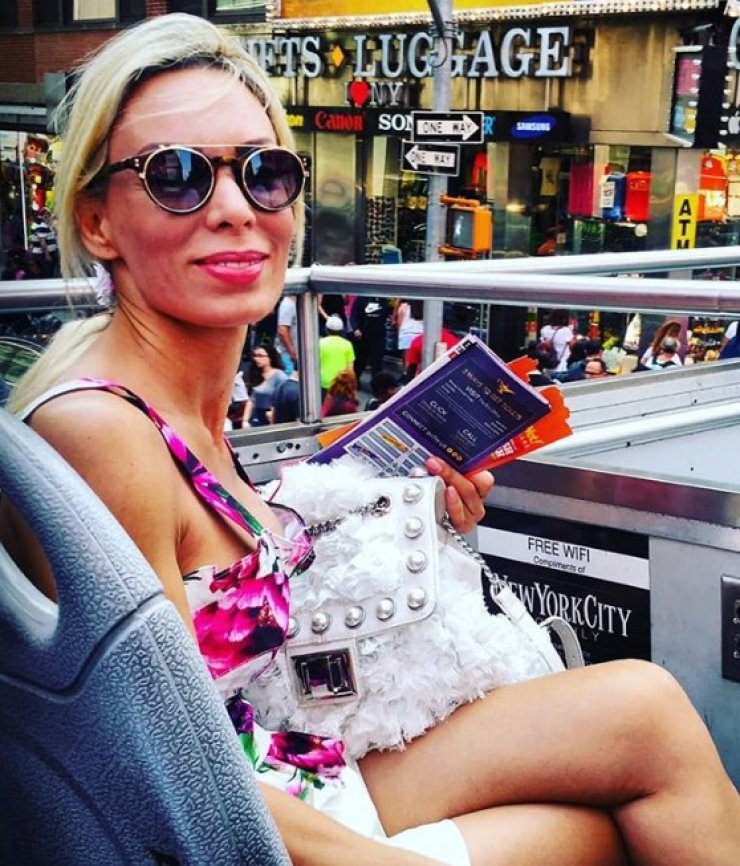 Υπέροχες! Δείτε τη Βαλεντίνα Τσίγκη στη Νέα Υόρκη να ποζάρει με την κόρη της φορώντας το ίδιο φόρεμα!