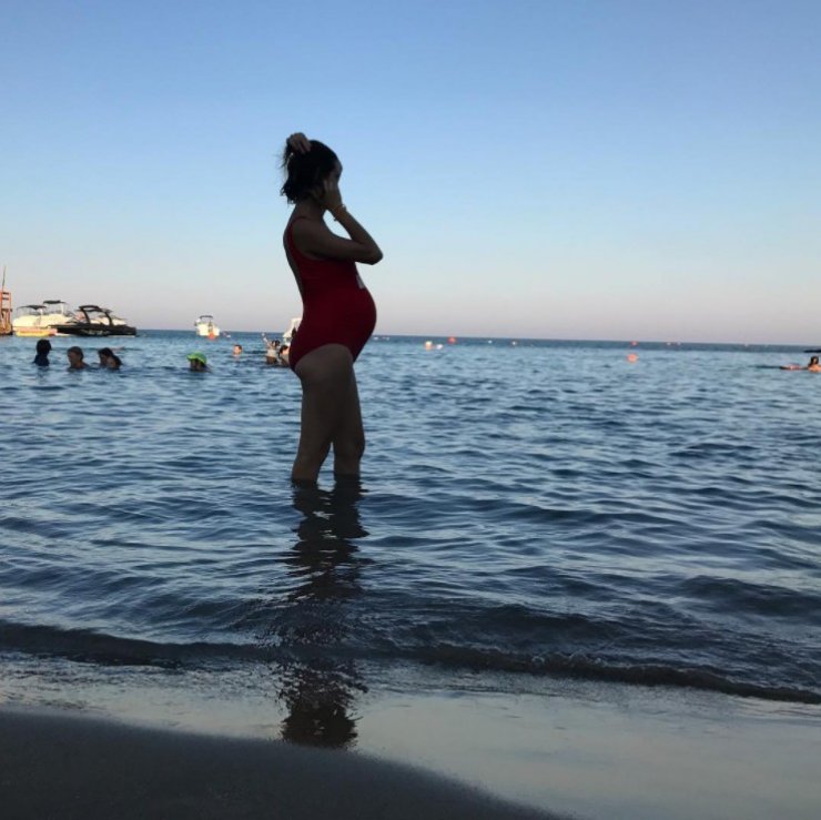 Η σύντροφός Κύπριου ποδοσφαιριστή ποζάρει στη θάλασσα σε προχωρημένη εγκυμοσύνη