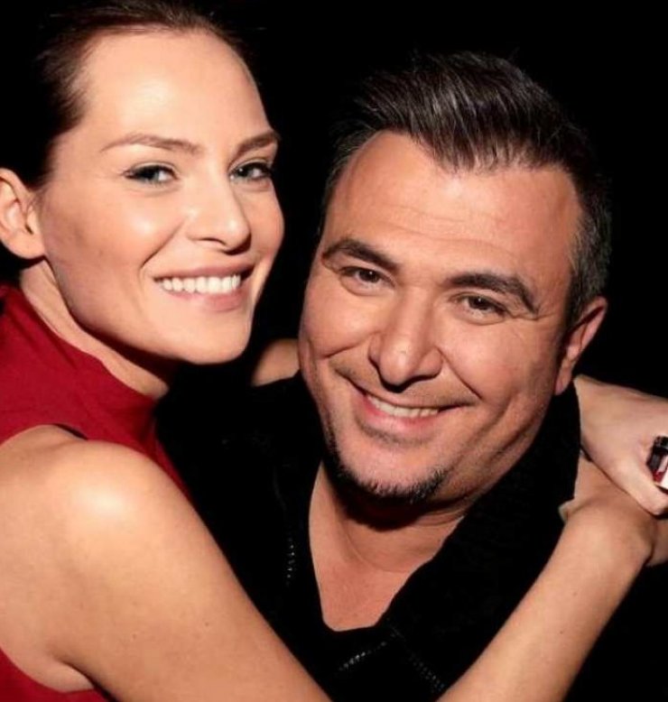 Αντωνης Ρέμος - Υβόννη Μπόσνιακ: Οι δημόσιες αγκαλιές και τα φιλιά στα σοκάκια του νησιού