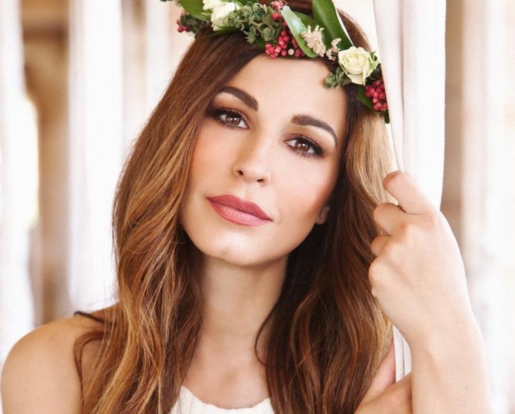 Κατερίνα Παπουτσάκη: Για πρώτη φορά μας δείχνει το σήμαδι στο πρόσωπό της που κρυβόταν με μακιγιάζ τόσα χρόνια