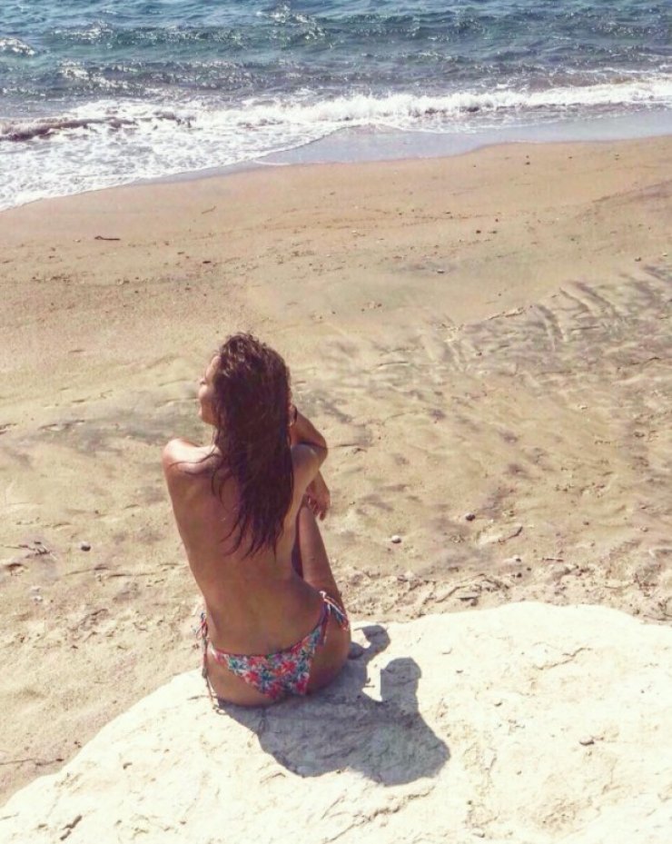 Ελληνίδα παρουσιάστρια ποζάρει topless στην παραλία