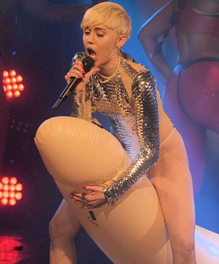 Η Miley Cyrus καβαλάει ένα γιγάντιο πέος!