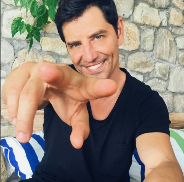 Αυτός είναι ο άγνωστος 26χρονος αδερφός του Σάκη Ρουβά