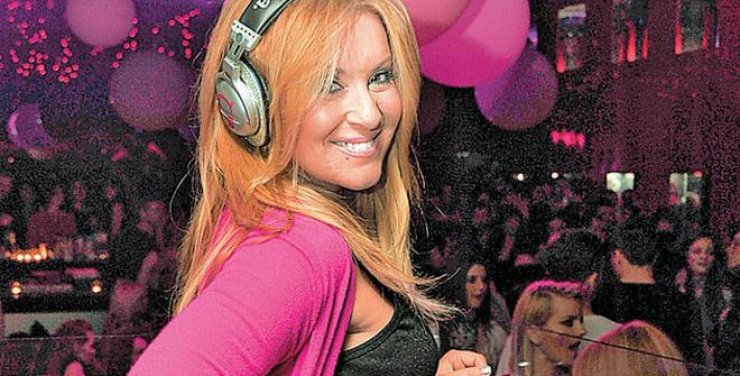 H Nαταλία Γερμανού σε ρόλο DJ