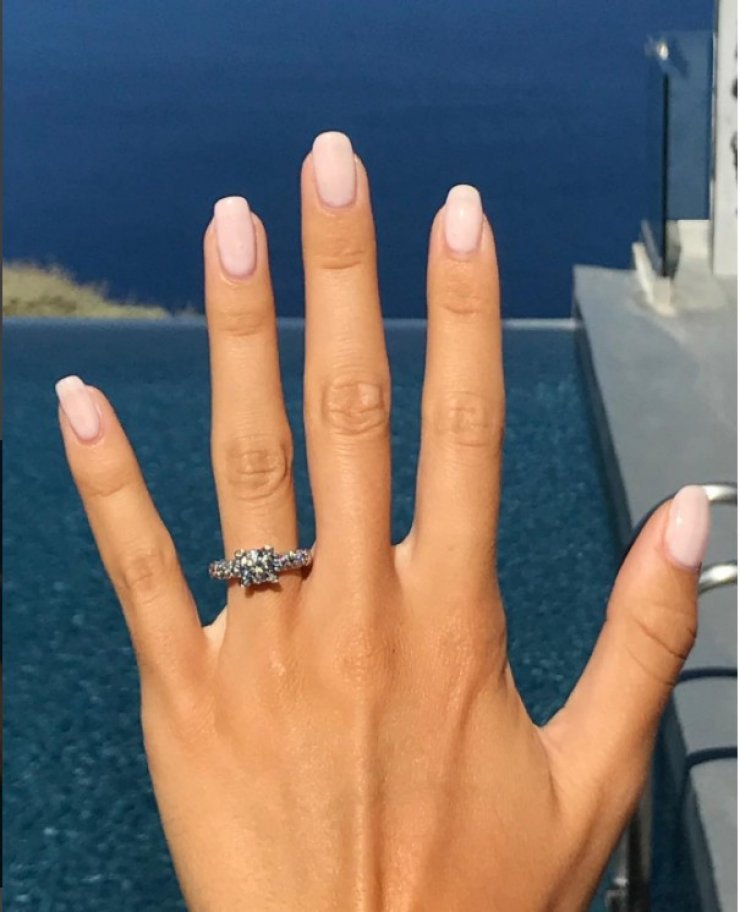 Παντρεύεται γνωστό ζευγάρι της showbiz! Η ειδυλλιακή πρόταση στη Σαντορίνη 