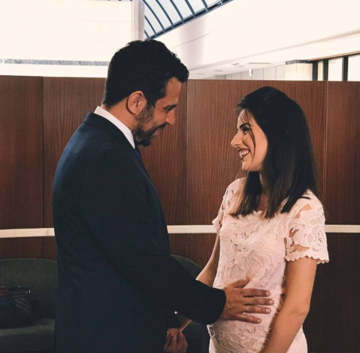 Ότι πιο γλυκό! Δείτε το Γιώργο Ρούσσο και την Νατάσα Τούρζα να ποζάρουν με τις δίδυμες κορούλες τους