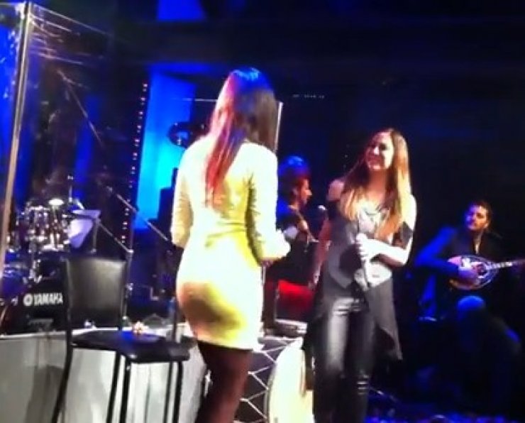 Αίμιλη Χαραλάμπους: Χαμός η στιγμή που τραγουδάει με την Μελίνα Ασλανίδου σε μαγαζί της Αθήνας