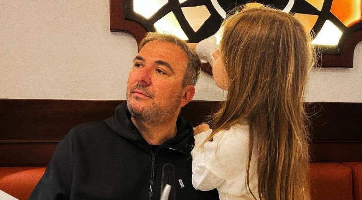 Αντώνης Ρέμος: Η τρυφερή αφιέρωση επί σκηνής στην κόρη του λέγοντας της πόσο την αγαπά