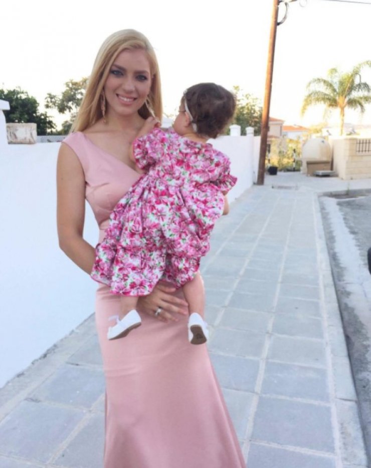 Δείτε την Άντρη Καραντώνη να γυμνάζεται μαζί με την κορούλα της Αργυρώ