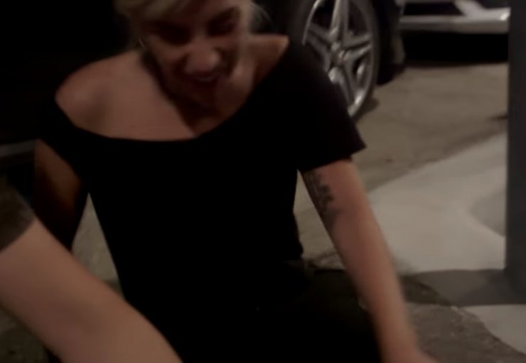 Απίστευτο: Καταγράφηκε από κάμερα την ώρα που έκανε χρήση ναρκωτικών η γνωστή τραγουδίστρια