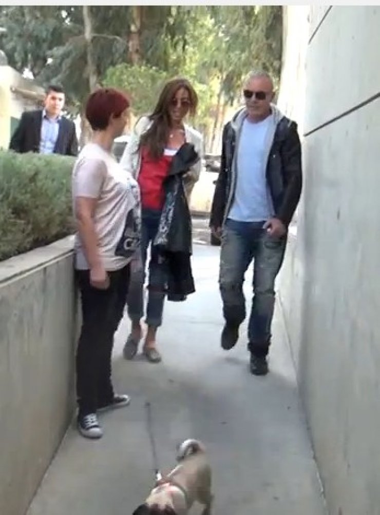 Στέλιος Ρόκκος : Μόλις έφτασε στο Δημοτικό Θέατρο Στροβόλου μαζί με τη σύντροφό του