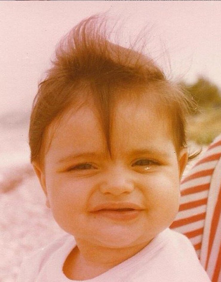 Ποια Ελληνίδα τραγουδίστρια είναι το μωράκι της φωτογραφίας