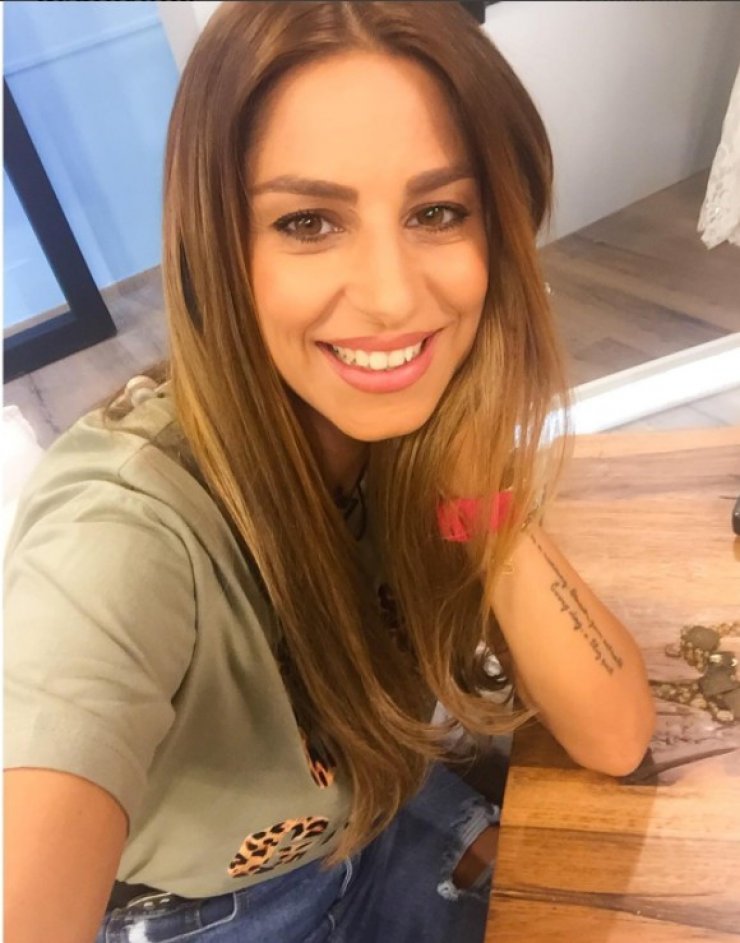 Μπήκαμε στο καμαρίνι της Κωνσταντίνας Ευριπίδου και πάθαμε πλάκα με τα ζευγάρια παπούτσια που έχει