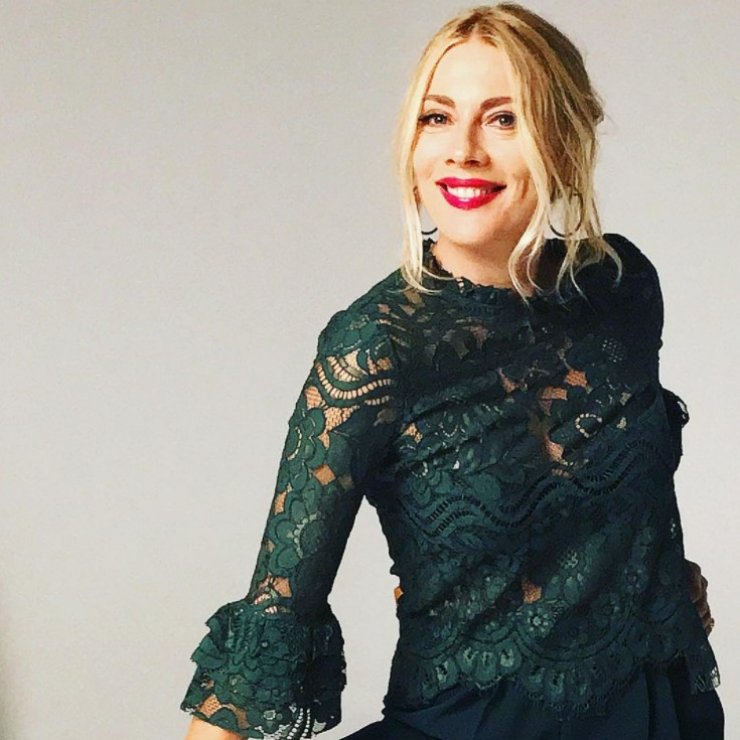 Η Σμαράγδα Καρύδη ποζάρει πιο sexy από ποτέ στα 48 της