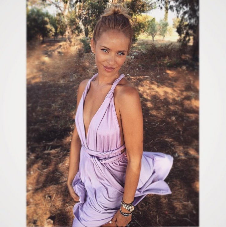 Αυτή είναι η κούκλα σύντροφός τηλεοπτικού προσώπου που απολαμβάνουμε στο ΣΙΓΜΑ