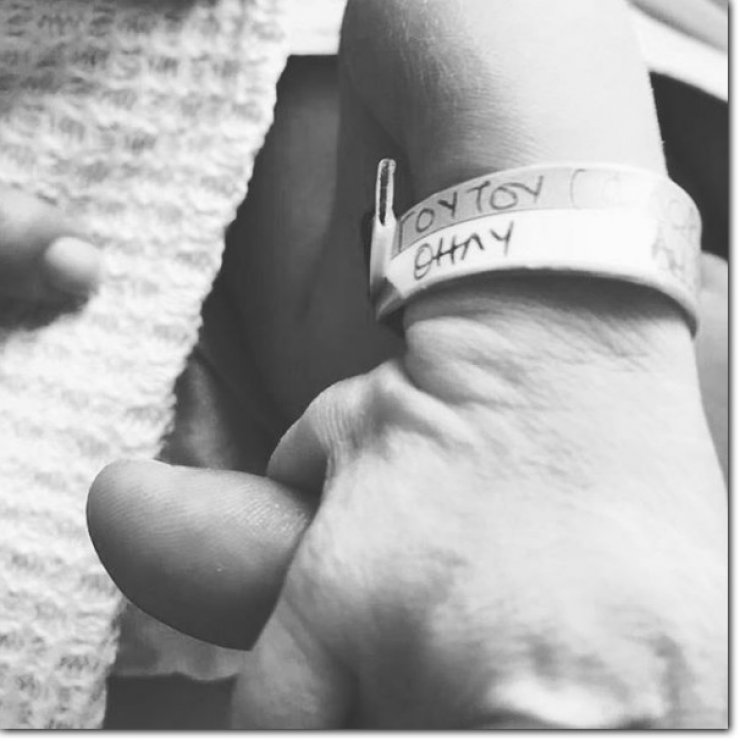 Παρουσιάστρια γέννησε την ίδια μέρα που γεννήθηκε ο άντρας της και έκανε γνωστή την είδηση με μια φωτογραφία και ένα μήνυμα!