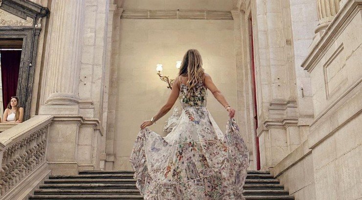 Kύπρια τραγουδίστρια: Την είδαμε πρώτη φορά topless στην παραλία [εικόνα]