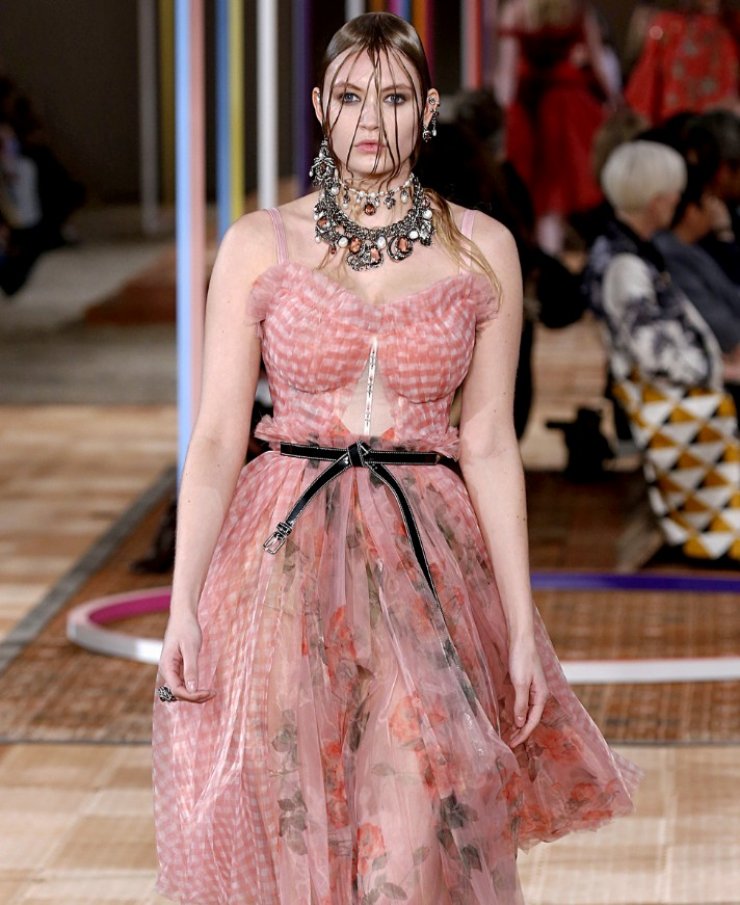 Curvy μοντέλα περπάτησαν για πρώτη φορά στo ντεφιλέ του οίκου Alexander McQueen