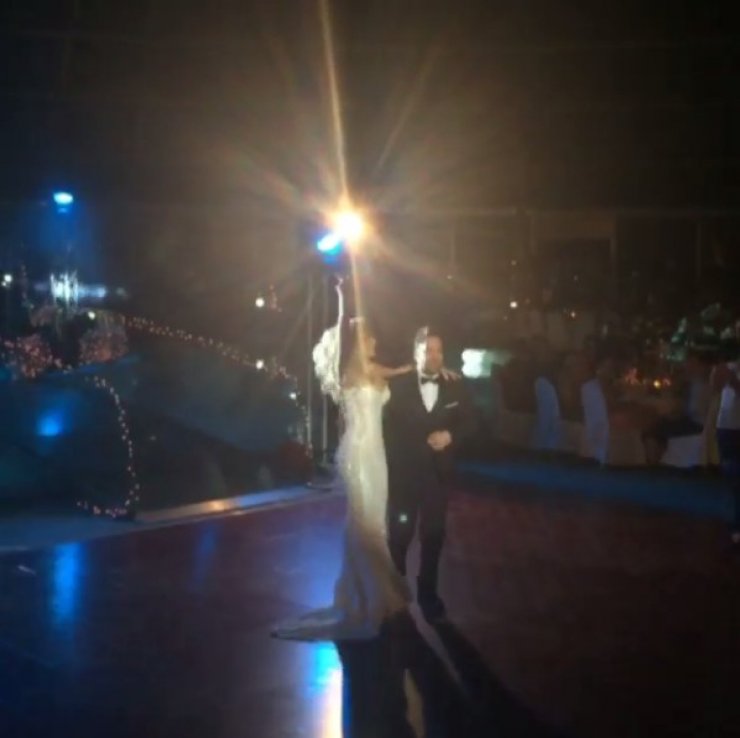 Γάμος Γιαννιά - Παντελιδάκη: Το τραγούδι-έκπληξη της νύφης στον γαμπρό!