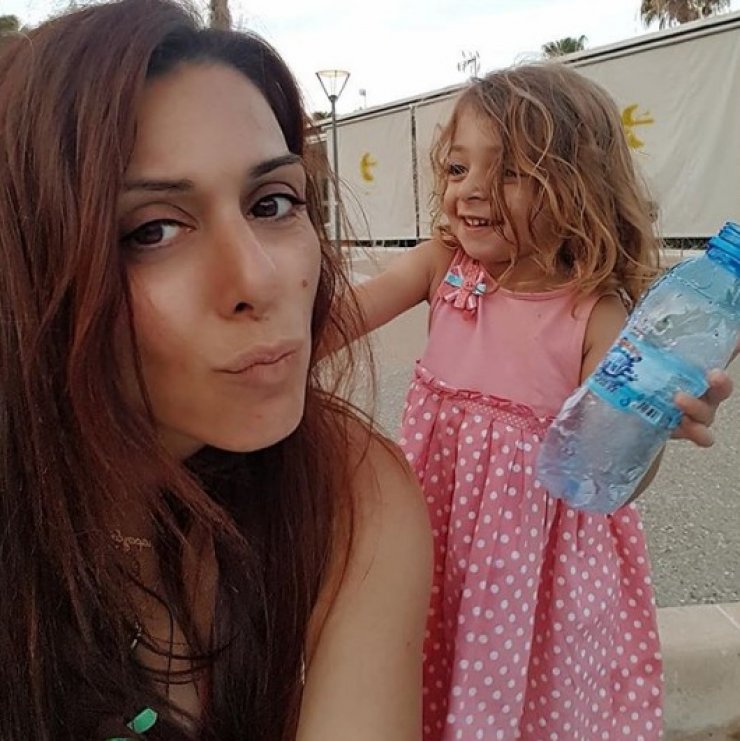 Κλάψαμε από το γέλιο! Δείτε την κόρης της Δανάης Χρήστου να φοράει τα ψηλοτάκουνα της ηθοποιού και να μακιγιάρεται