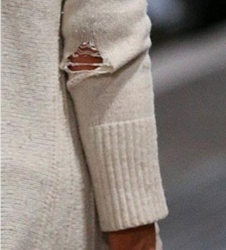 Ποια παρουσιάστρια κυκλοφορεί με σκισμένα ζακέτα;