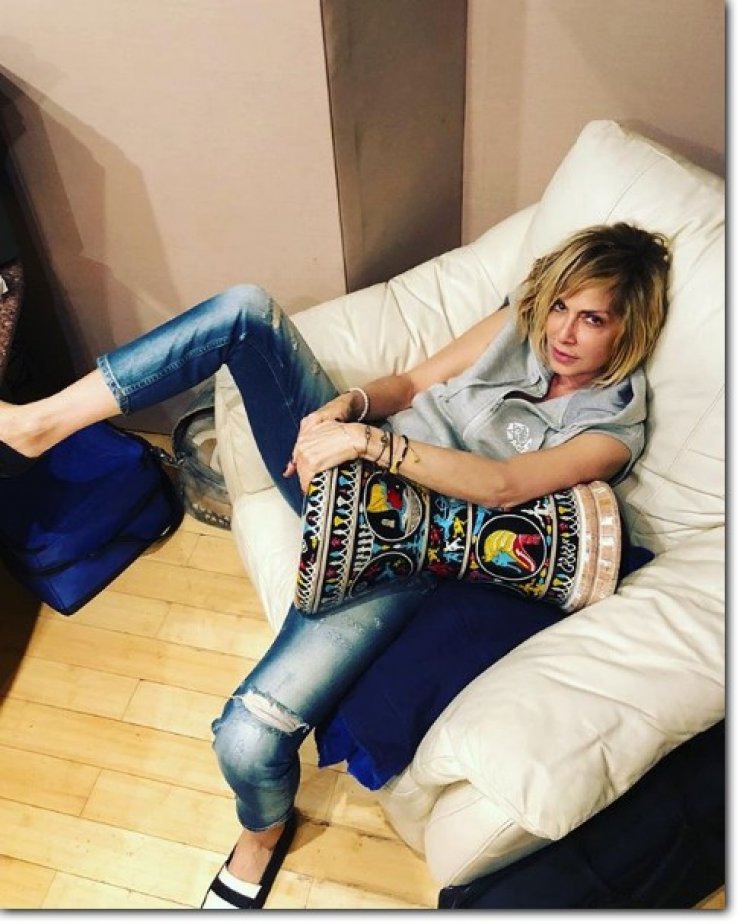 Τα βίντεο που δείχνουν την Άννα Βίσση να ανταλλάσσει φιλιά στο στόμα με νεαρό!