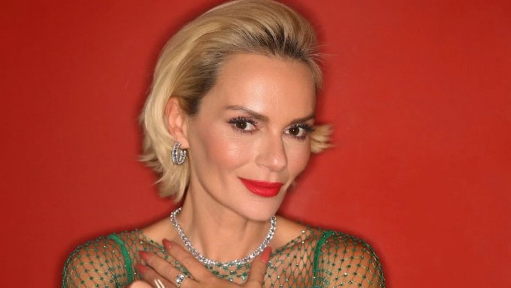 Έλενα Χριστοπούλου: Ημίγυμνη στον καθρέφτη του μπάνιου της - Το νέο της λουκ και το μήνυμα της