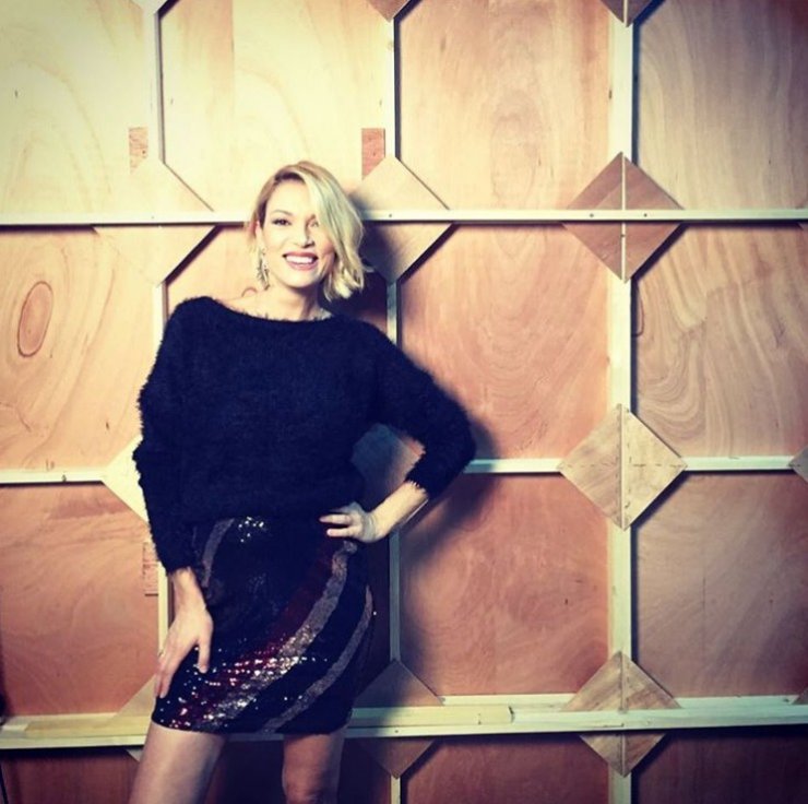 Δείτε τη Βίκυ Καγιά να κάνει πασαρέλα στον έβδομο μήνα εγκυμοσύνης