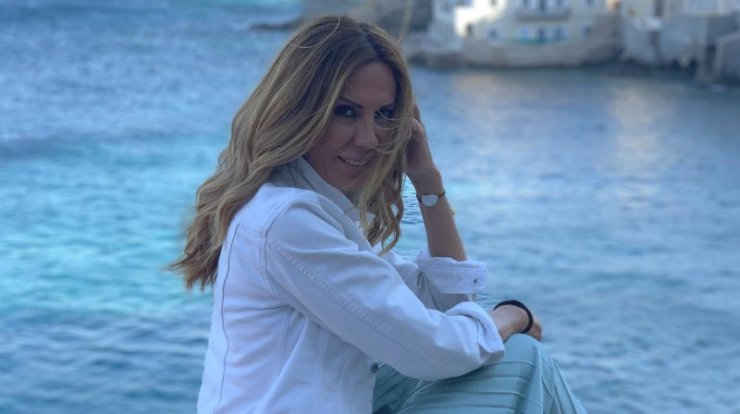 Στέλλα Γεωργιάδου: Πόζαρε topless με φόντο την πανσέληνο η Κύπρια τραγουδίστρια