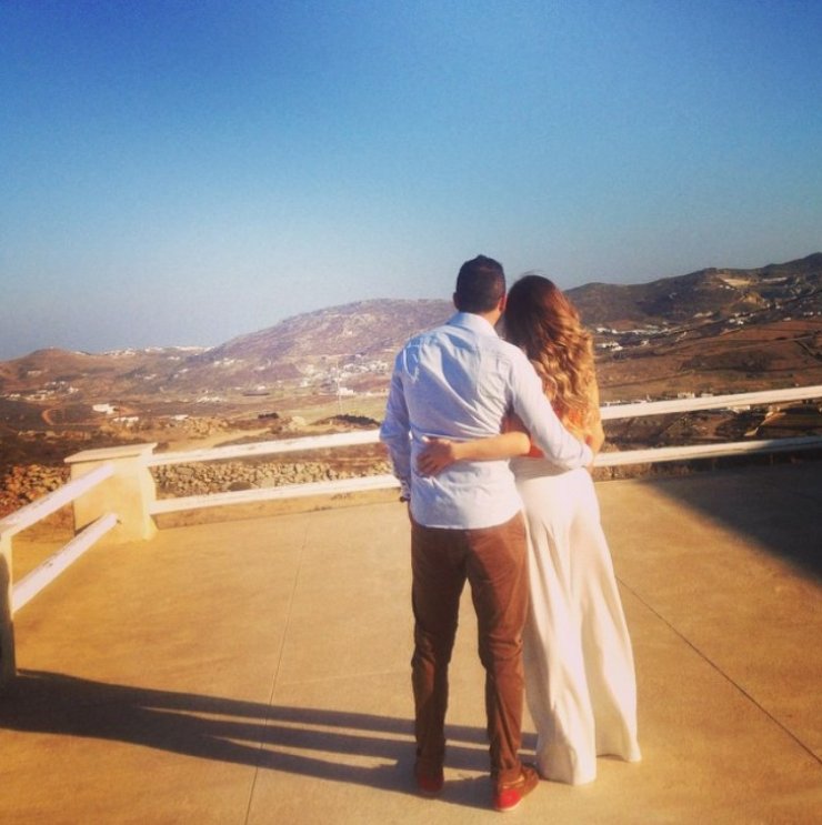 Ανεβαίνει τα σκαλιά της εκκλησίας ζευγάρι της κυπριακής showbiz