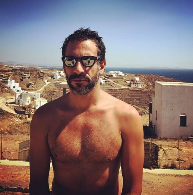 Θα σκάσετε από τα γέλια! Το πρωτότυπο δέντρο που στόλισε ο Γιώργος Χρανιώτης
