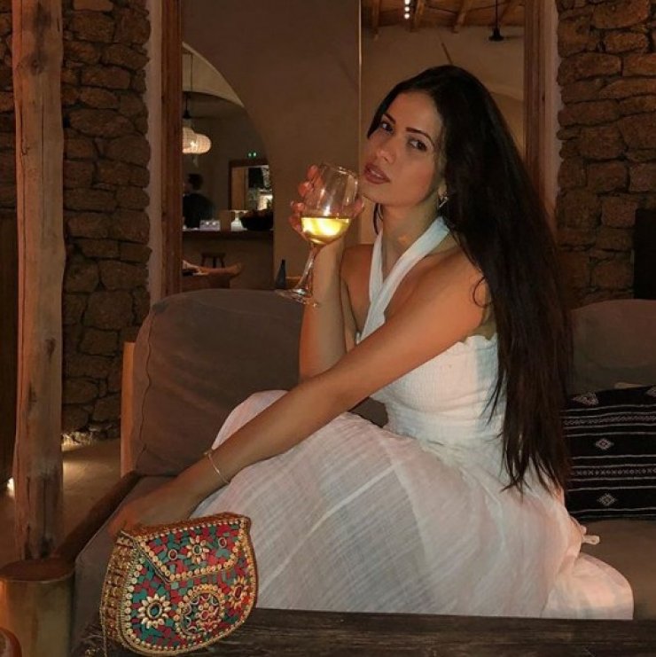 Ο αισθησιακός χορός της Μαρίας Κορτζιά στη μέση του δρόμου