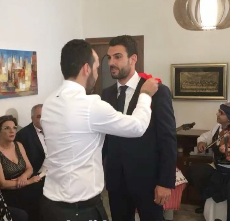 Δείτε το Γιώργο Μερκή γαμπρό!