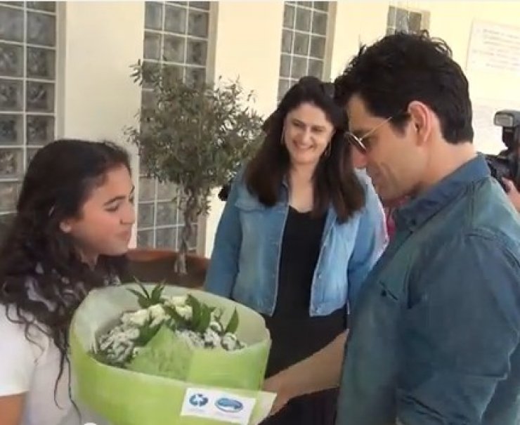 Σάκης Ρουβάς:  Η άφιξη του σε δημοτικό σχολείο της Ακρόπολης