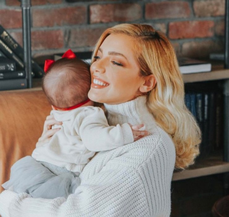 Άντρη Καραντώνη: Μας έδειξε πρώτη φορά το προσωπάκι της κορούλας της