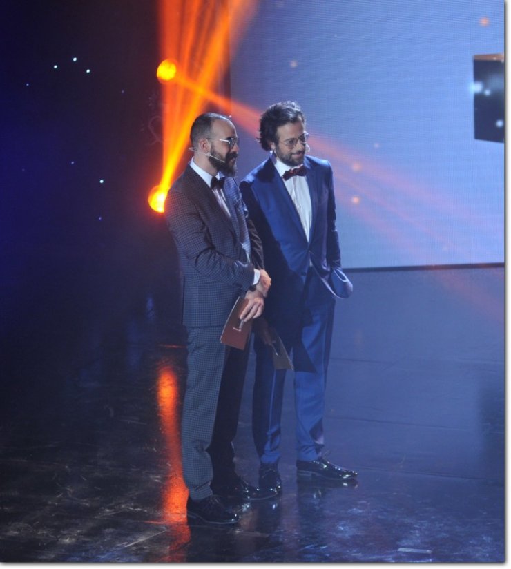 Πάνος Μουζουράκης - Κωστής Μαραβέγιας: Το παιχνίδι που έπαιξαν επί σκηνής και σκόρπισαν γέλιο στους παρευρισκόμενους των 13ων Βραβείων "Madame Figaro" Γυναίκες της Χρονιάς