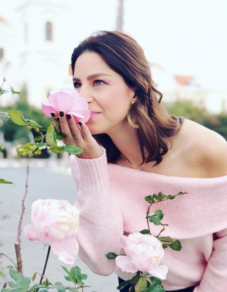 Κωνσταντίνα Ευριπίδου: Βρήκαμε το girly πουλόβερ που φόρεσε στην εκπομπή της