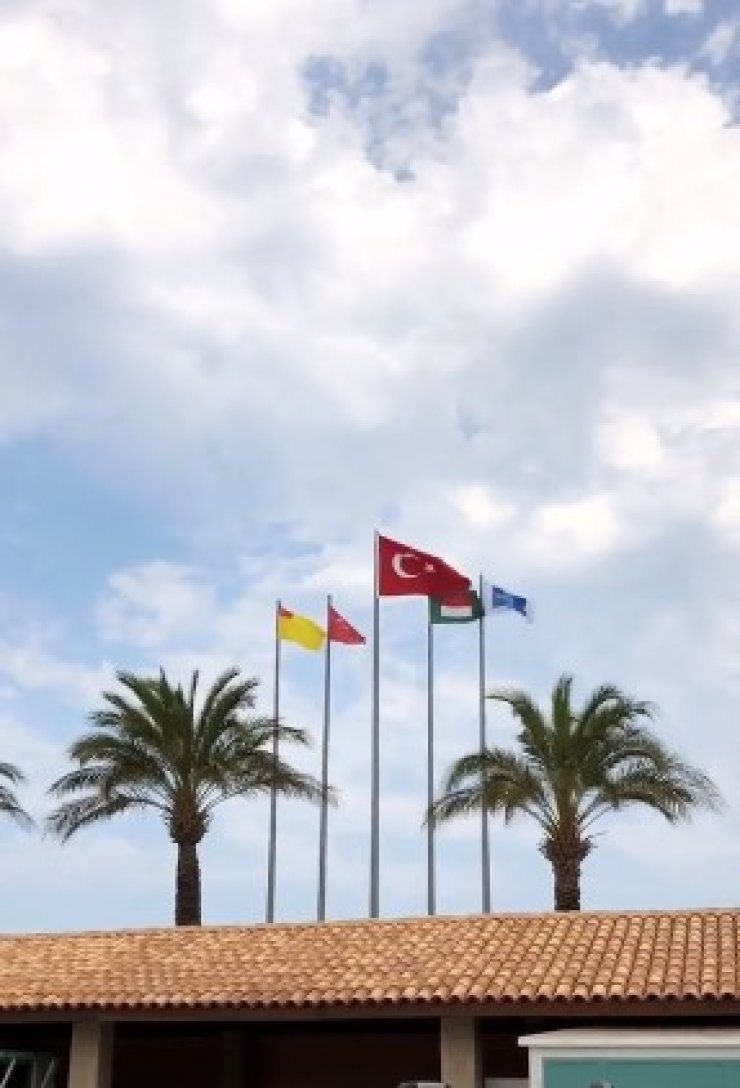 Γνωστή Κύπρια κάνει διακοπές σε τουριστικό θέρετο στην τουρκική ακτή στο Αιγαίο και ανεβάζει φωτογραφίες και βίντεο στα social media