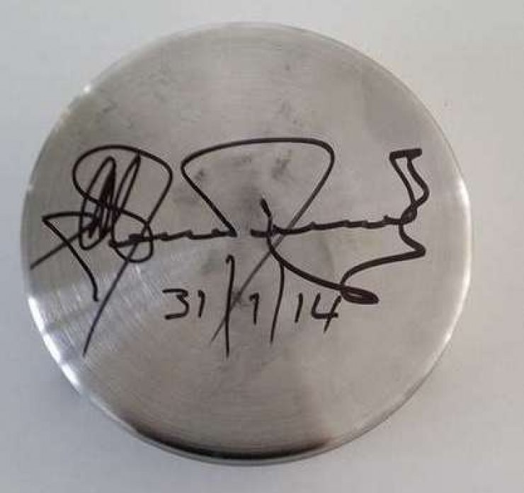 Νίκος Αναστασιάδης: Υπέγραψε στο τασάκι που πέταξε στον Λούη Πατσαλίδη