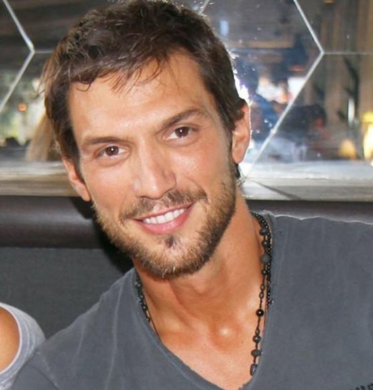 Αλέξανδρος Παρθένης: Αποκαλύπτει τι κάνουν οι "Διάσημοι" στην καλύβα και δεν το δείχνουν οι κάμερες