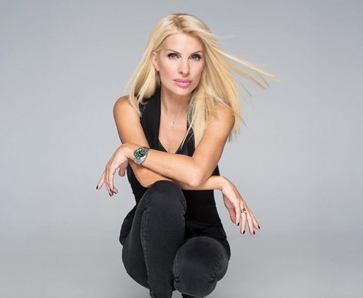 Η Ελένη Μενεγάκη σου δείχνει πως μπορείς να φορέσεις ένα ανοιξιάτικο φόρεμα αύτη τη περίοδο