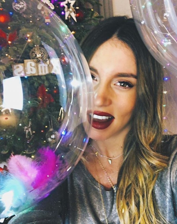 Αθηνά Οικονομάκου: Δείτε τι έτρωγε και μόλις είδε τους φωτογράφους το έδωσε αλλού