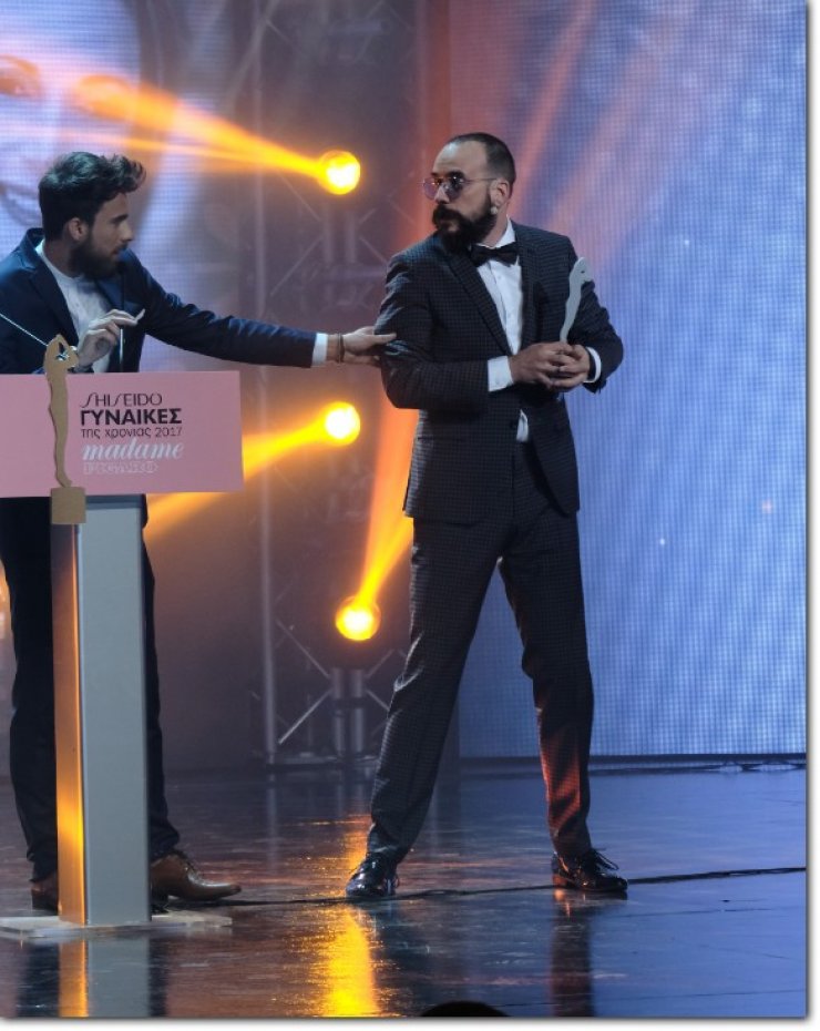 Πάνος Μουζουράκης: Το βραβείο που πήρε και δεν έδινε στους απονεμητές για να το δώσουν σε μια από τις νικήτριες των 13ων Βραβείων "Madame Figaro" Γυναίκες της Χρονιάς